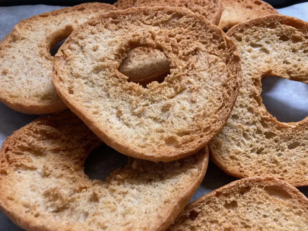 Friselle Pugliesi: Ricetta Originale, Come Prepararle e Condimenti Gustosi