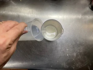 Versare latte e acqua