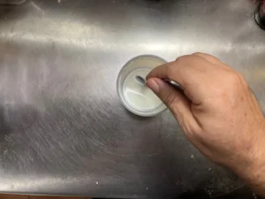 Mescolare liquidi e zucchero