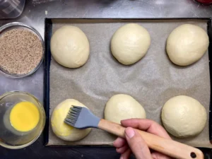 Spennellatura panetti lievitati