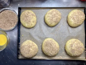 Panetti decorati sesamo